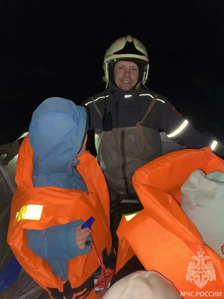     В Адамовском районе спасли 10 человек, отрезанных разливом реки Оренбуржье
