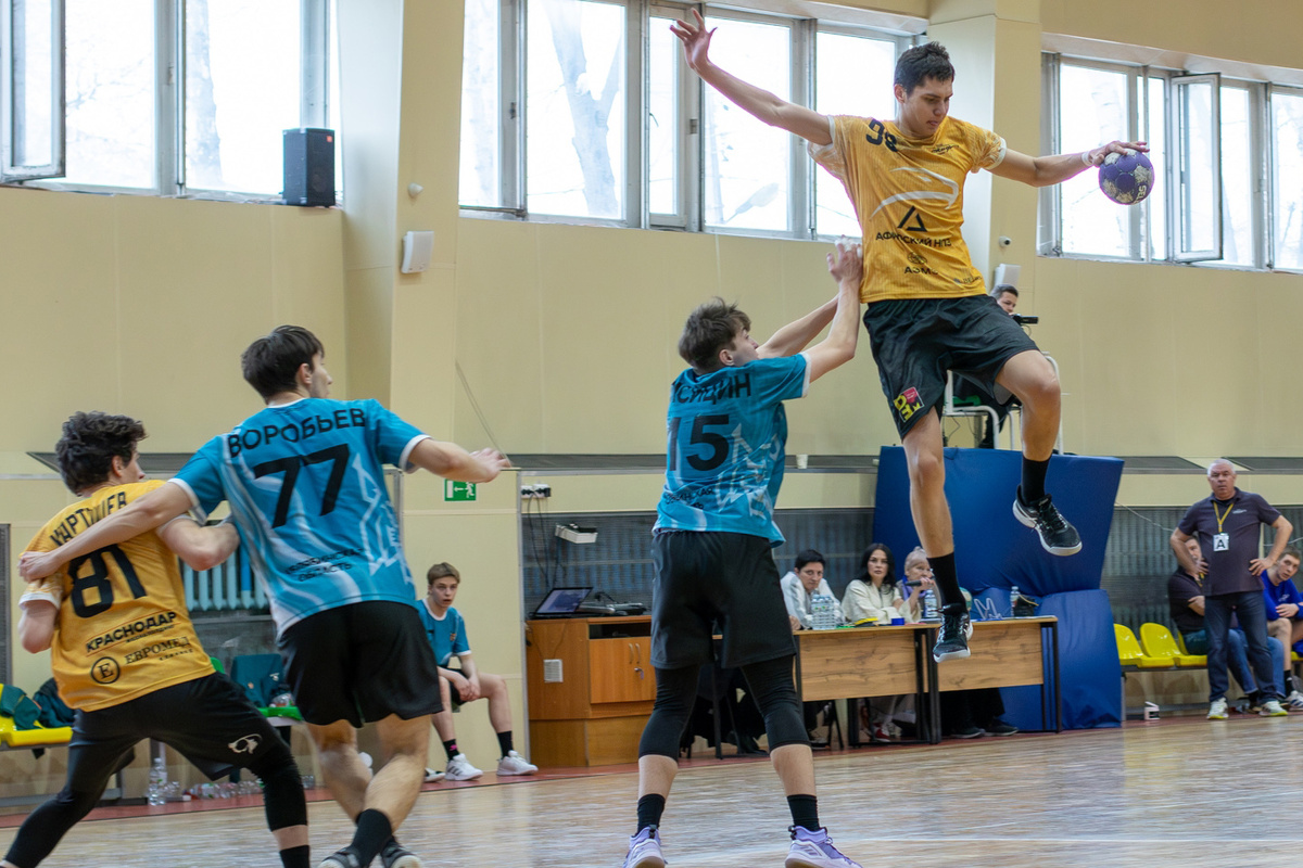 В полёте игрок СКИФа-2 Артём Максимов. Фото: Антон Щербаков / ГК СКИФ