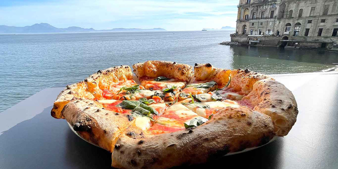 Пицца: от крестьянской лепёшки до мирового господства (и в каждой стране — свой рецепт!)