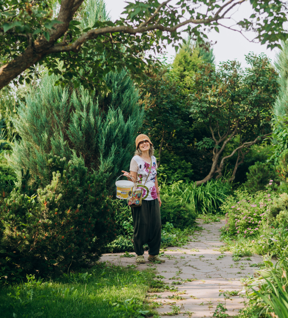 Юлия Беллавита в саду Шавасаны