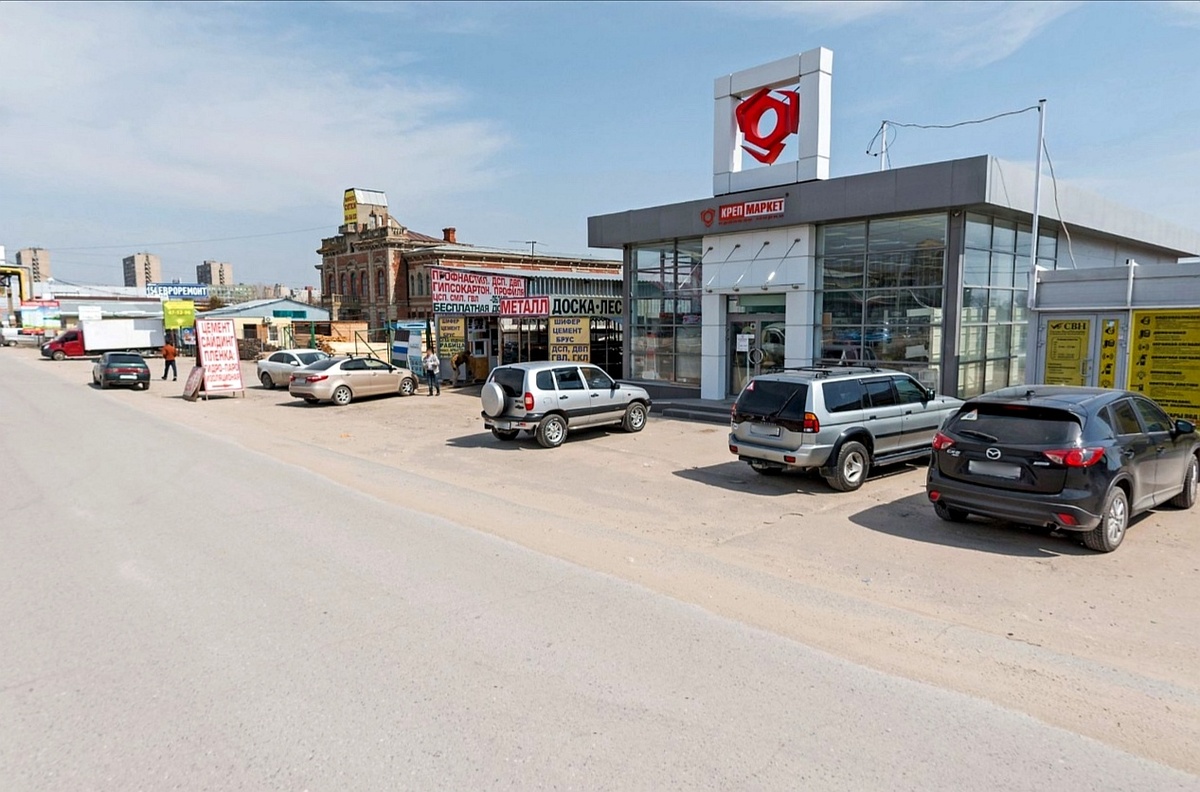 Территория рынка Тулак, 2018 год. Видно сохранившиеся здание бывшего заводоуправления 