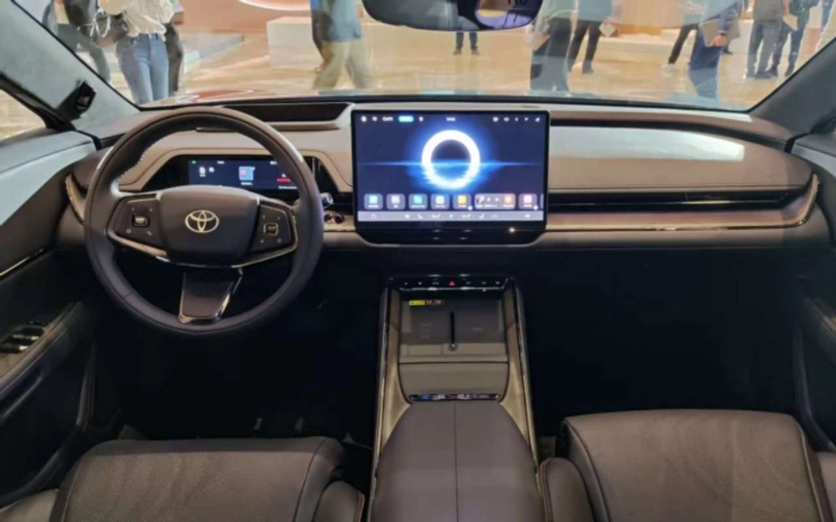    Новый 5-метровый электроседан Toyota bZ7 — стильная новинка китайского рынка с технологиями от Huawei