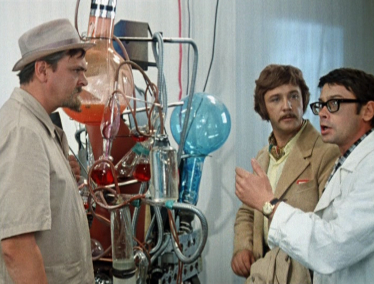 А мужики-то не знали, что их фантастика стала реальностью. Кадр из кинофильма "Иван Васильевич меняет профессию". 