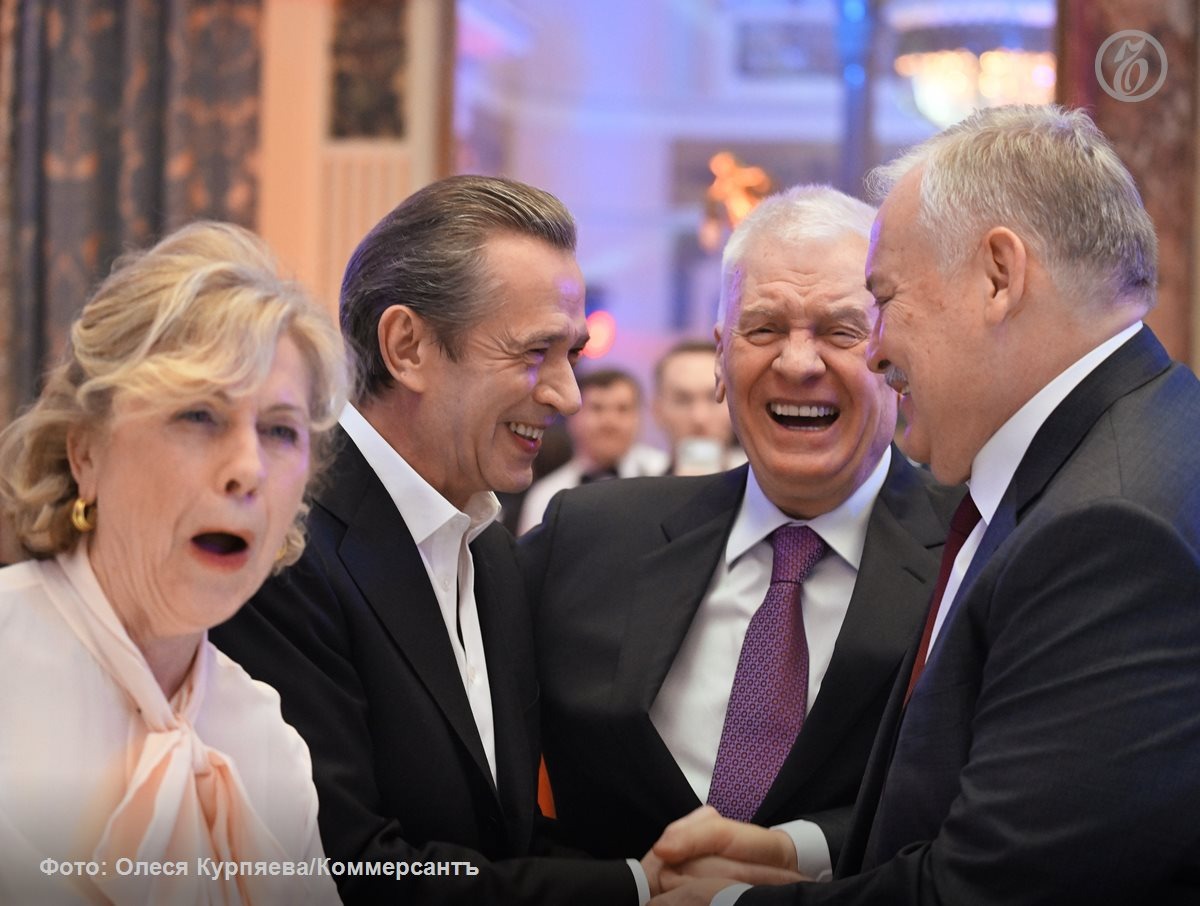 Церемония вручения Специальных премий "Золотая Маска" в Историческом зале отеля "Метрополь". Справа налево: первый заместитель председателя комитета ГД по делам Содружества Независимых Государств, евразийской интеграции и связям с соотечественниками Константин Затулин, генеральный директор "Барвиха Luxury Village" Александр Ворошило и председатель СТД России, художественный руководитель Московского театра Олега Табакова, директор театра "Современник", актер, режиссер Владимир Машков перед началом церемонии