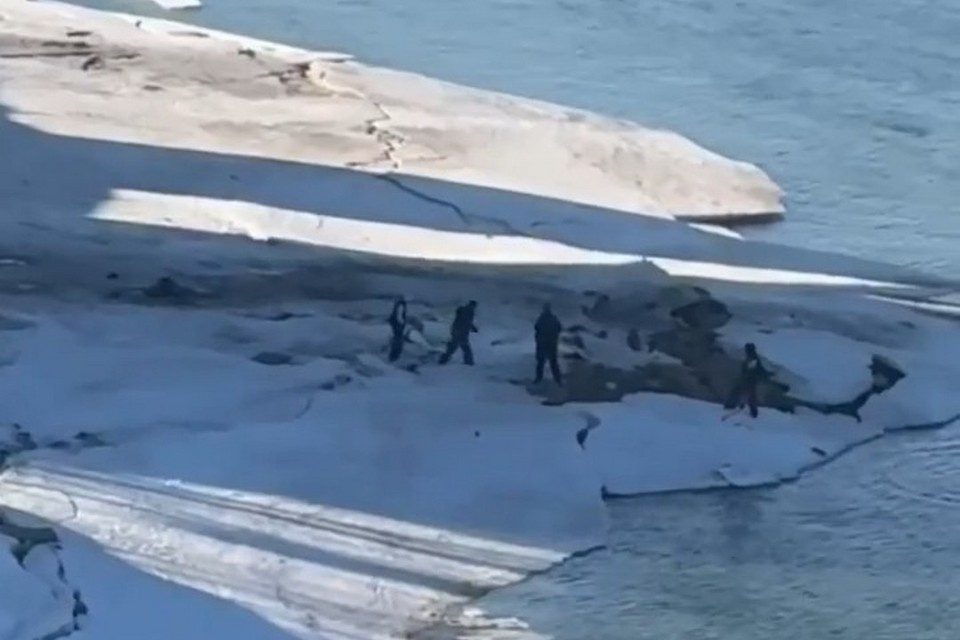    В Новосибирске на льду Оби заметили группу подростков. Фото: спасатели МАСС