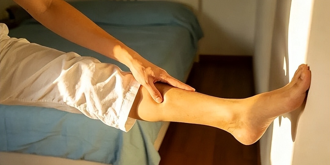 Ноги предупреждают об инфаркте: семь сигналов, которые нельзя игнорировать после 60 лет