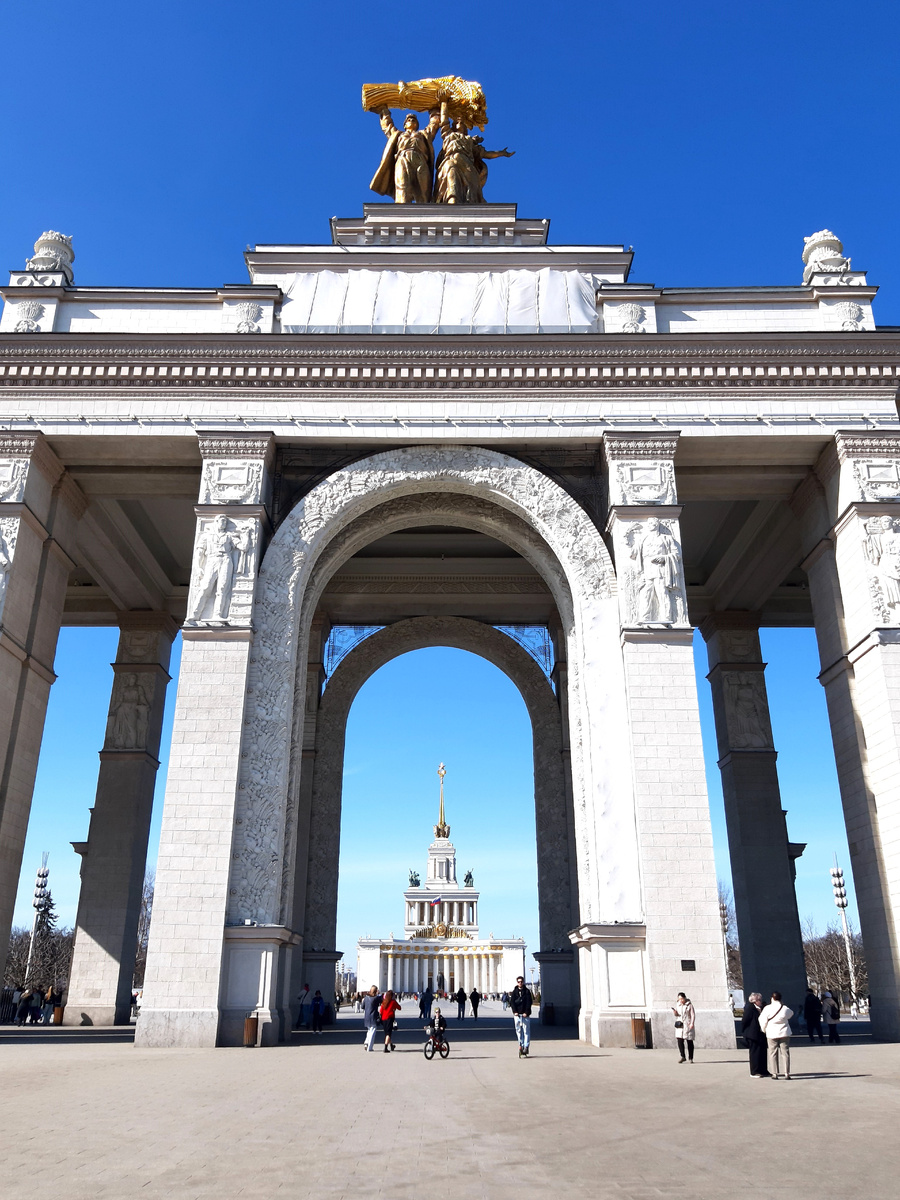 Весна 2026 в Москве. Крокусы на ВДНХ.