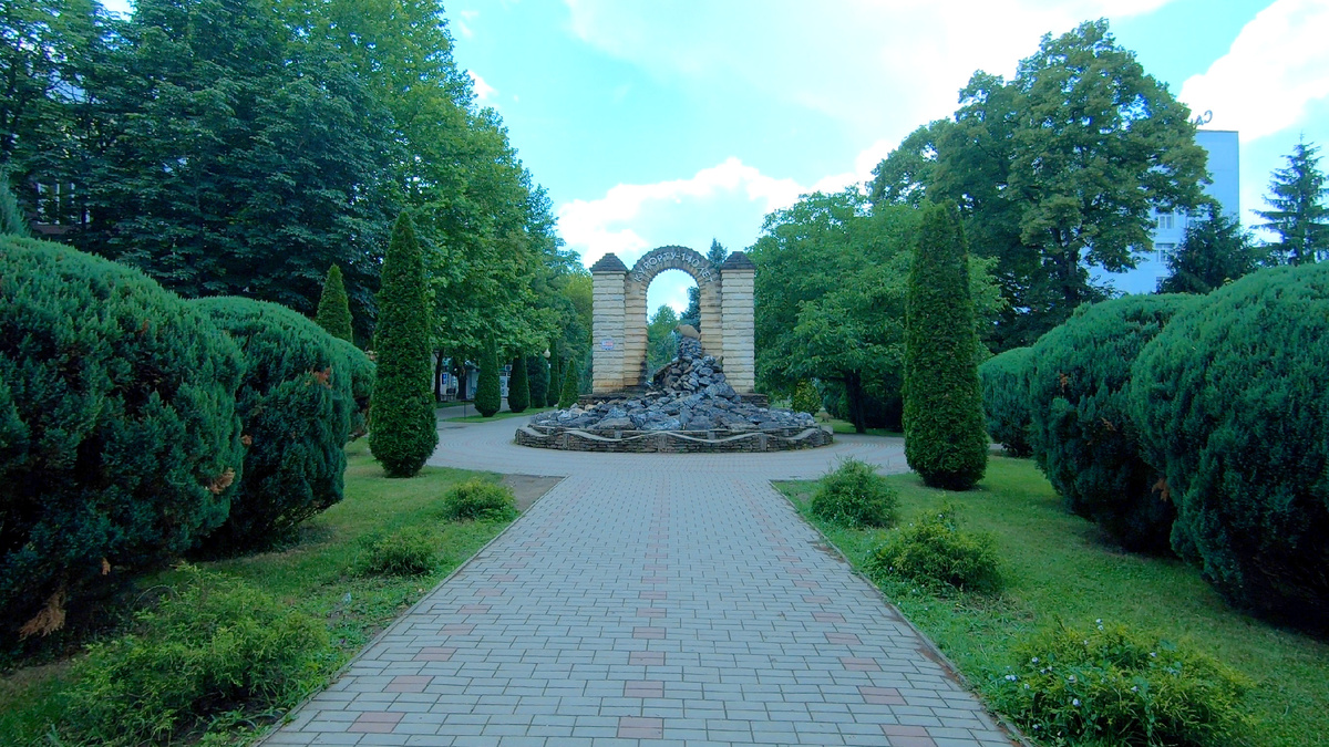 Фото-1. Современное начало главного парка — после аллеи 100 сосен.