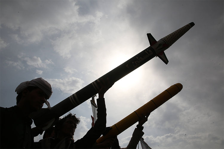    В войну вступили йеменские хуситы. Союзник Исламской Республики запустил ракеты по военным объектам на юге Израиля и собирается продолжать операции до тех пор, пока не прекратятся удары по Ирану и «Хезболле» в Ливане.   
Фото: © IMAGO/Hamza Ali / imago-images.de / www.globallookpress.com