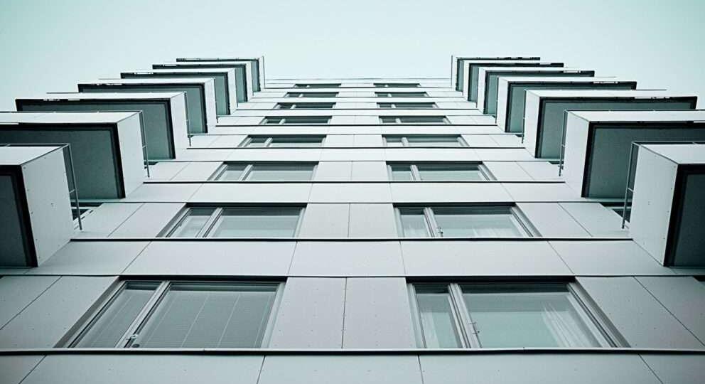 На видео попал момент падения человека с высоты в воронежском Боровом