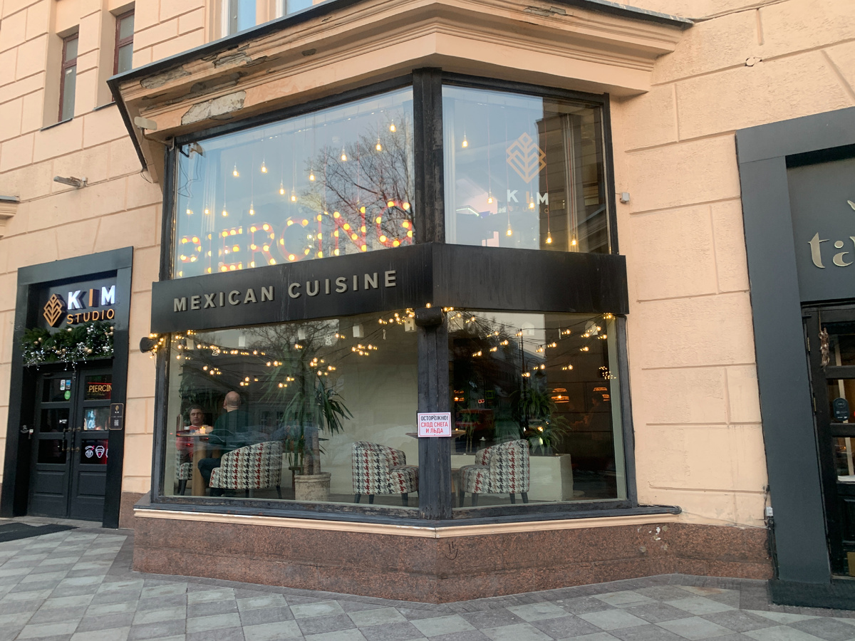 Столики в витринах слева