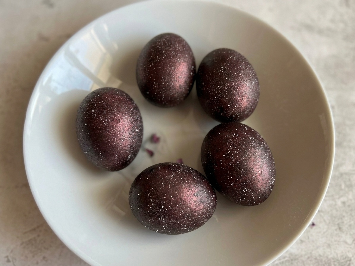 Должно было получиться примерно так. А на видео это смотрелось еще красивее, потому что яйца переливались на свету! Ну просто супер!