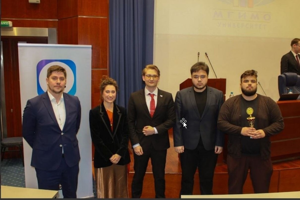    Слева направо - Подуев Д.М., Подберезкина О.А., Богдан И.И., Ахмади А.Д., Зиновьев В.И. Источник: Клуб политического консалтинга МГИМО.