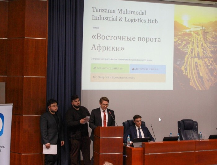    Подготовка Владимира Зиновьева (РУТ МИИТ), Ахмади Арьяна Джалиловича и Богдана Ильи Игоревича (НИУ ВШЭ— РУТ (МИИТ) к презентации проекта. Источник: Клуб политического консалтинга МГИМО.