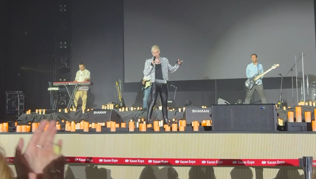 Сцена украшена множеством свечей