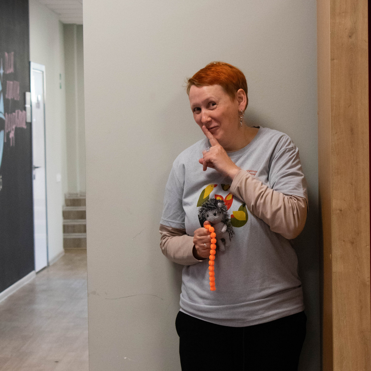 Догонялки с прятками - отличная игра для ребенка, которому не интересно слушать взрослые разговоры про образование*