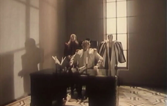 Канцлер с супругой и король внимательно слушают песню арестованных студентов.