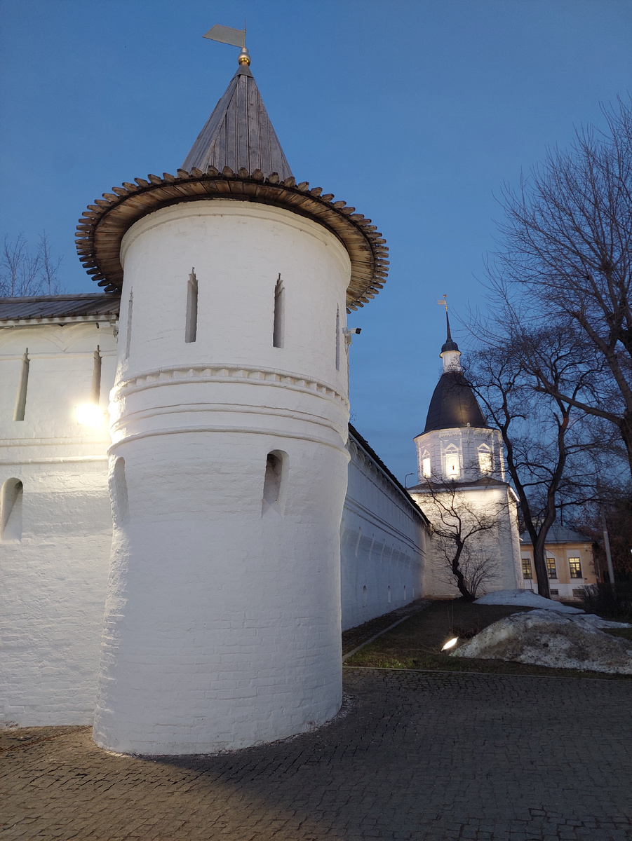Белокаменные стены и башни Спасо-Андронников монастырь. Фото автора. →