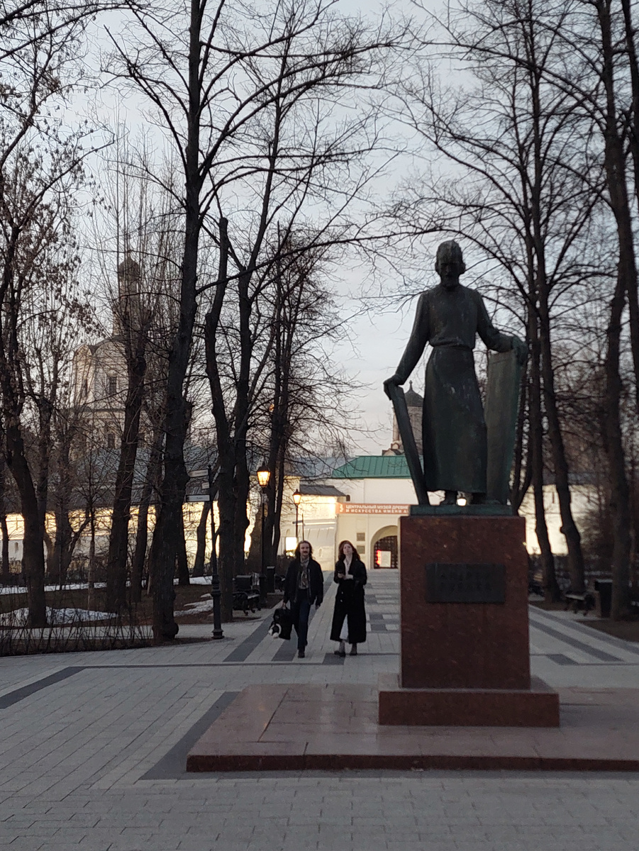 Памятник Андрею Рублеву перед входом в бывший Спасо-Андроников монастырь. Фото автора. Листайте галерею, чтобы увидеть другие фото →