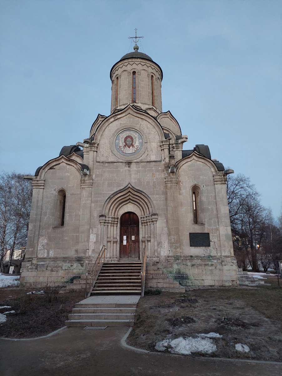 Спасский собор Андроникова монастыря. Возведён в 1410-1427 годах. Является самым древним сохранившимся каменным собором в Москве. Фото автора. →