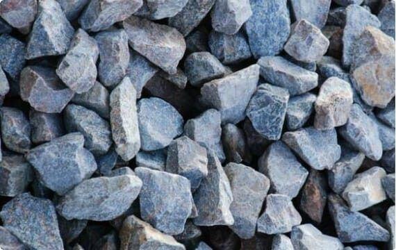 Щебень или гравий: что выбрать для фундамента и отсыпки дорог?