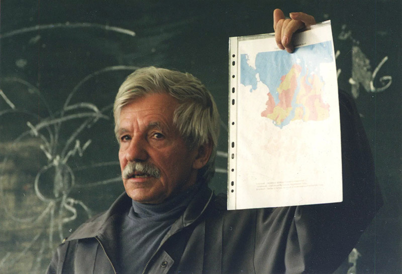 А.Н. Дмитриев читает лекцию. Источник: alexeydmitriev.ru