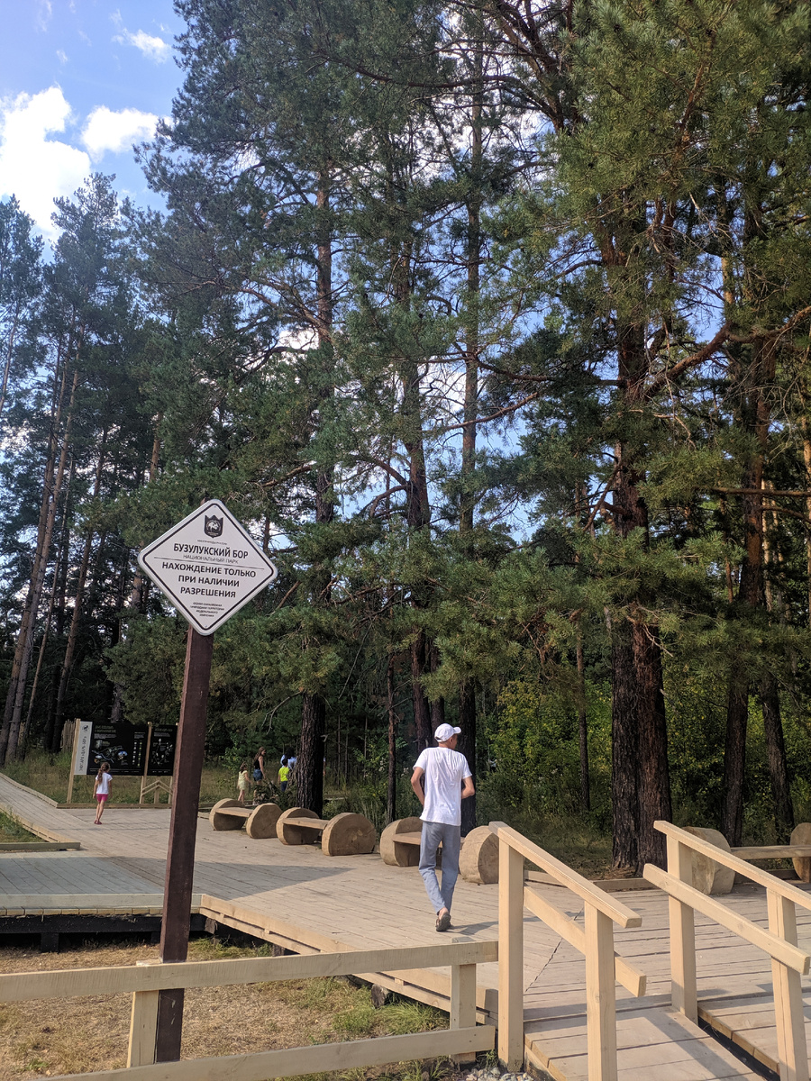 Мотайте фото кнопкой справа