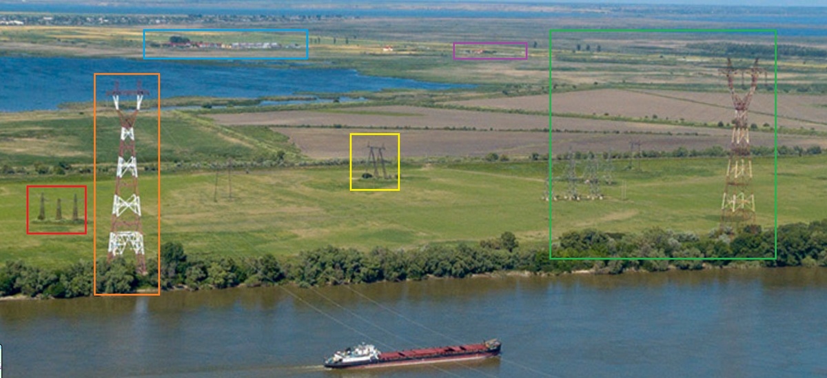 Переход ВЛ 400 кВ через Дунай (вид на украинский берег). Красное – концевая опора перехода, рыжее – переходная промежуточная опора, жёлтое – анкерно-угловая опора-«шестиног» (надёжный указатель возраста ВЛ), зелёное – переход ВЛ 750 кВ ЮУАЭС – Исакча. На заднем плане видны ГКС (голубое) и ГИС (фиолетовое) Орловка