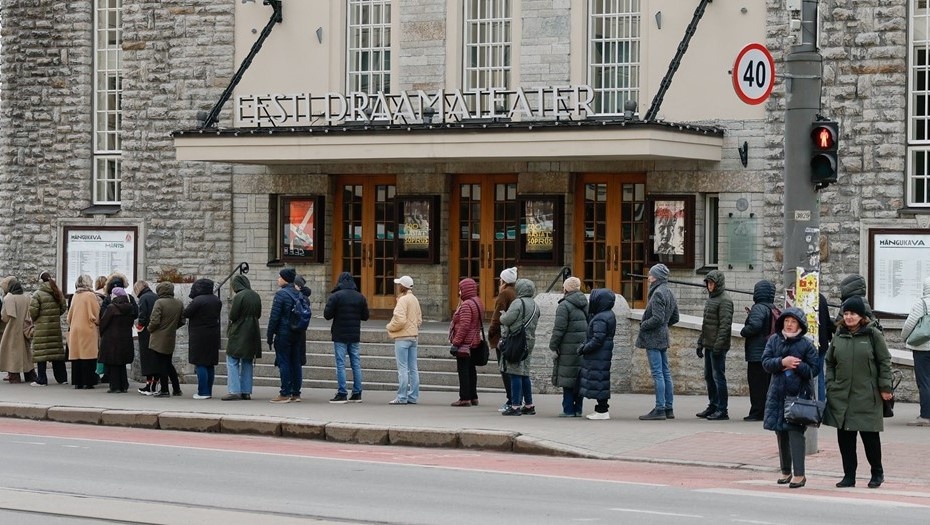 Автор фото: Delfi. Очередь у Эстонского драматического театра. Таллин, Эстония, 30 марта 2026 года.