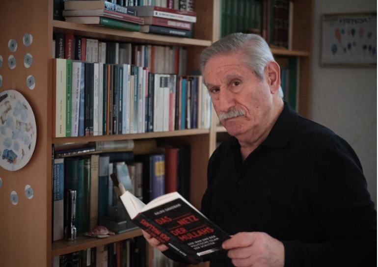 Писатель и публицист Ральф Гадбан в своем берлинском кабинете: родился в Ливане в 1949 году, переехал в Западный Берлин в 1972 году. Получил образование в области исламоведения и степень доктора политических наук. В 2006 и 2008 годах был членом Немецкой исламской конференции, целью которой было содействие диалогу между мусульманами и государством. Гадбан является автором многочисленных книг, в том числе работ об исламе и клановой преступности.