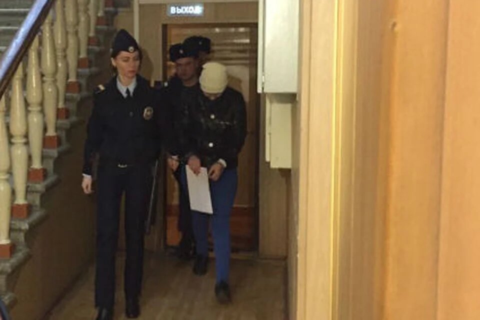 Ирину в наручниках ведут в зал суда. Фото: ГТРК "Кубань"