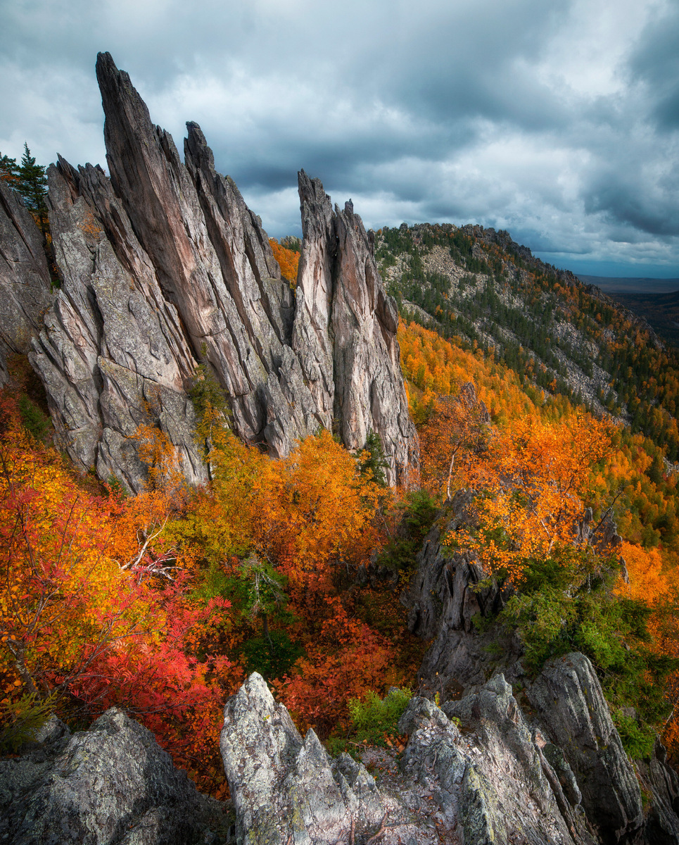 Перьями вершину называют из-за этих заострённых скал. Фото: Евгений Кудымов / Wikimedia