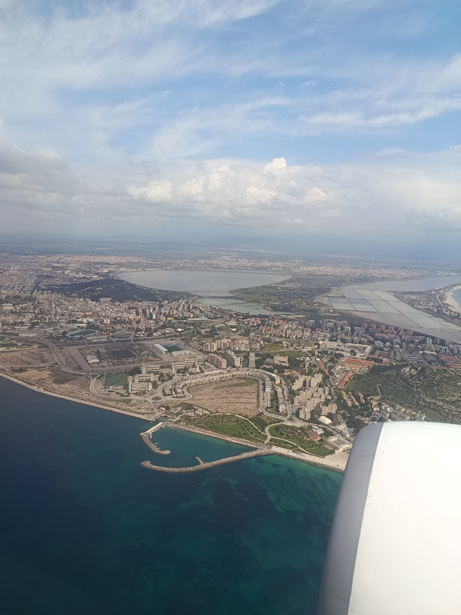 Вид на Кальяри из самолета, фото автора