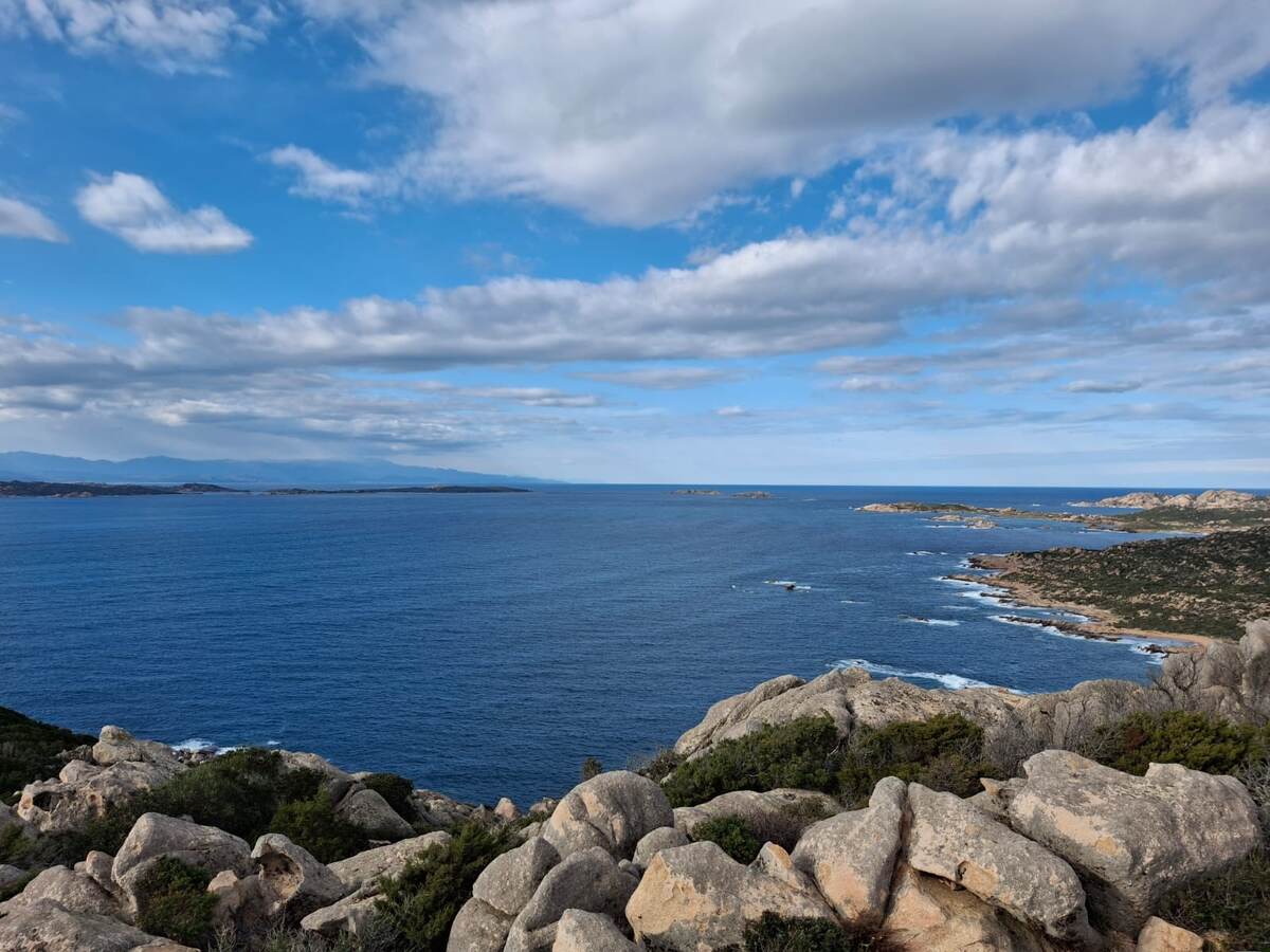 Корсика - горная гряда на заднем плане слева, фото автора