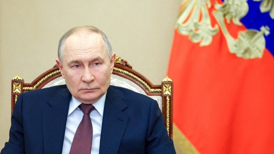 Летчикам и актерам - звания, а губернаторам и мэрам - ордена: Путин подписал указ о присвоении государственных наград