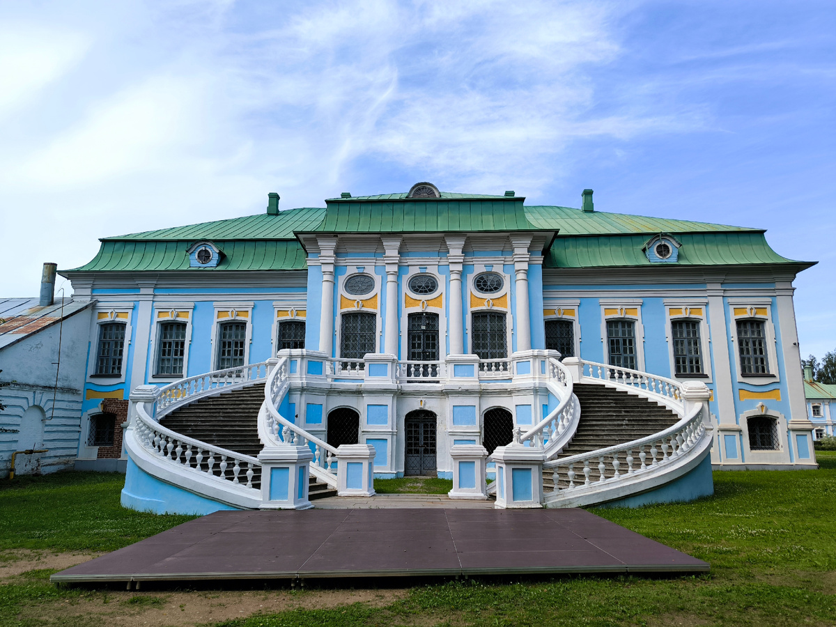 Главный дом усадьбы Хмелита. Парадная лестница