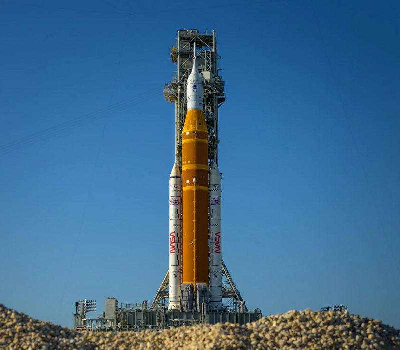 Ракета SLS ипилотируемый корабль Орион миссии Артемида-2 на старте. (штат Флорида США).