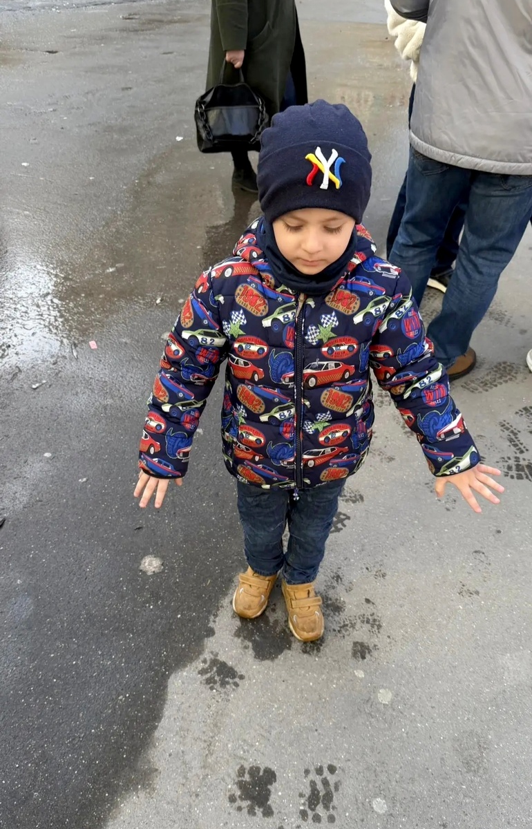 Не могу идти, ножки болят, возьми меня на ручки! 