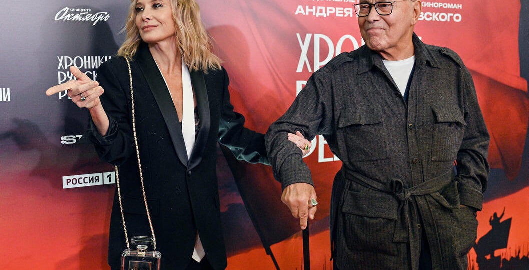 Пришло время Кончаловскому получать награды за свою карикатуру на Ленина и Сталина. Первая награда - премия "Ника"