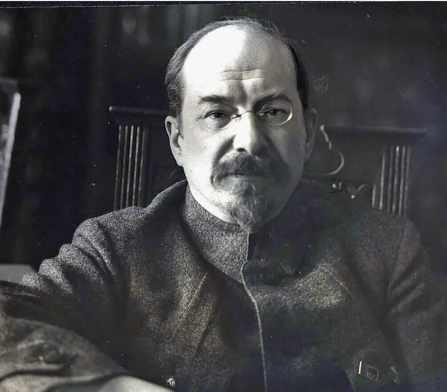 А.В.Луначарский (1875-1933). Источник - https://godliteratury.ru/articles/2025/11/21/k-150-letiiu-so-dnia-rozhdeniia-anatoliia-lunacharskogo-pervogo-narkoma-prosveshcheniia-rsfsr
