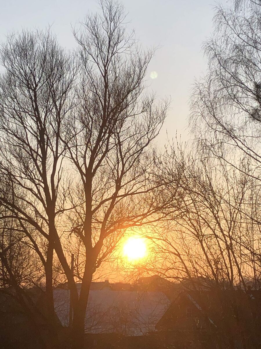 Закатное солнце сегодня, похоже на шаровидную молнию.