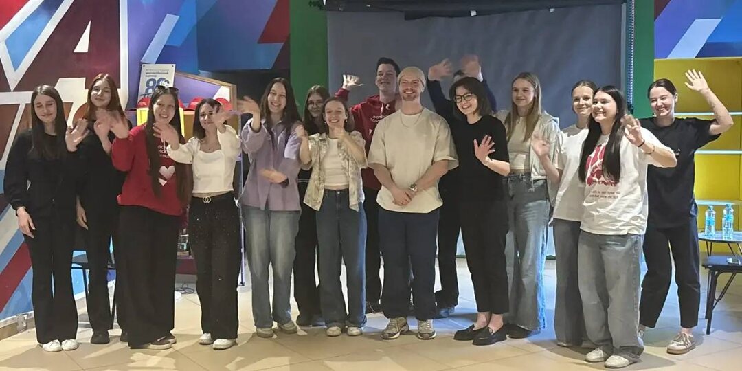 Александр ЕНС Смирнов, художник уличного искусства, победитель многочисленных арт-фестивалей сегодня встретился с молодёжным активом округа