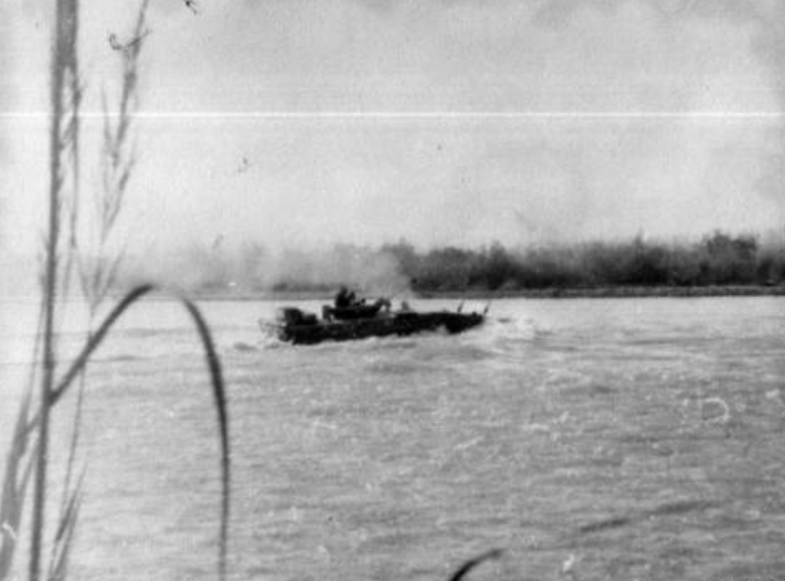 "Броня" советских пограничников форсирует р. Пяндж