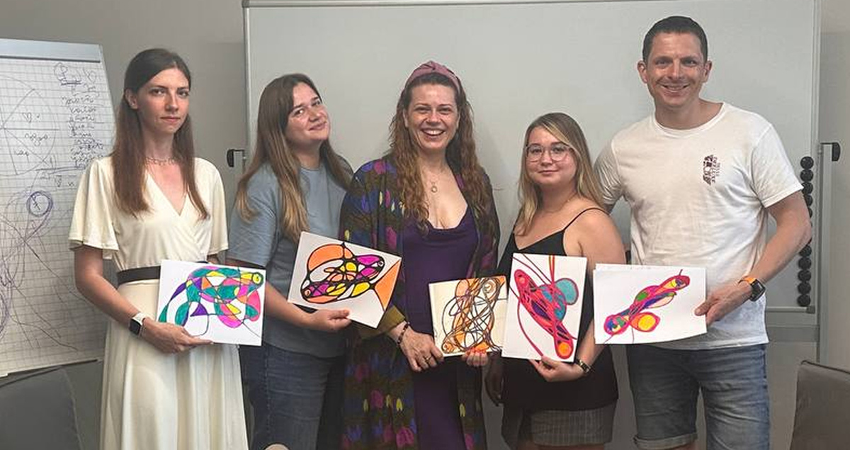 Юлия Саландаева (в центре) с коллегами на занятии нейрографикой