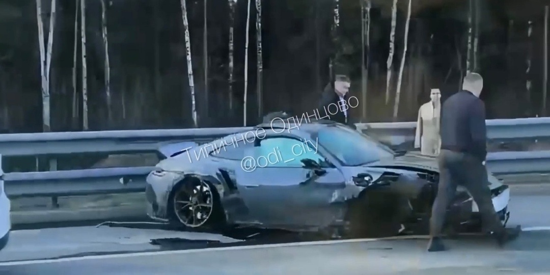 При съезде на платную трассу из Ромашково разложился Порше