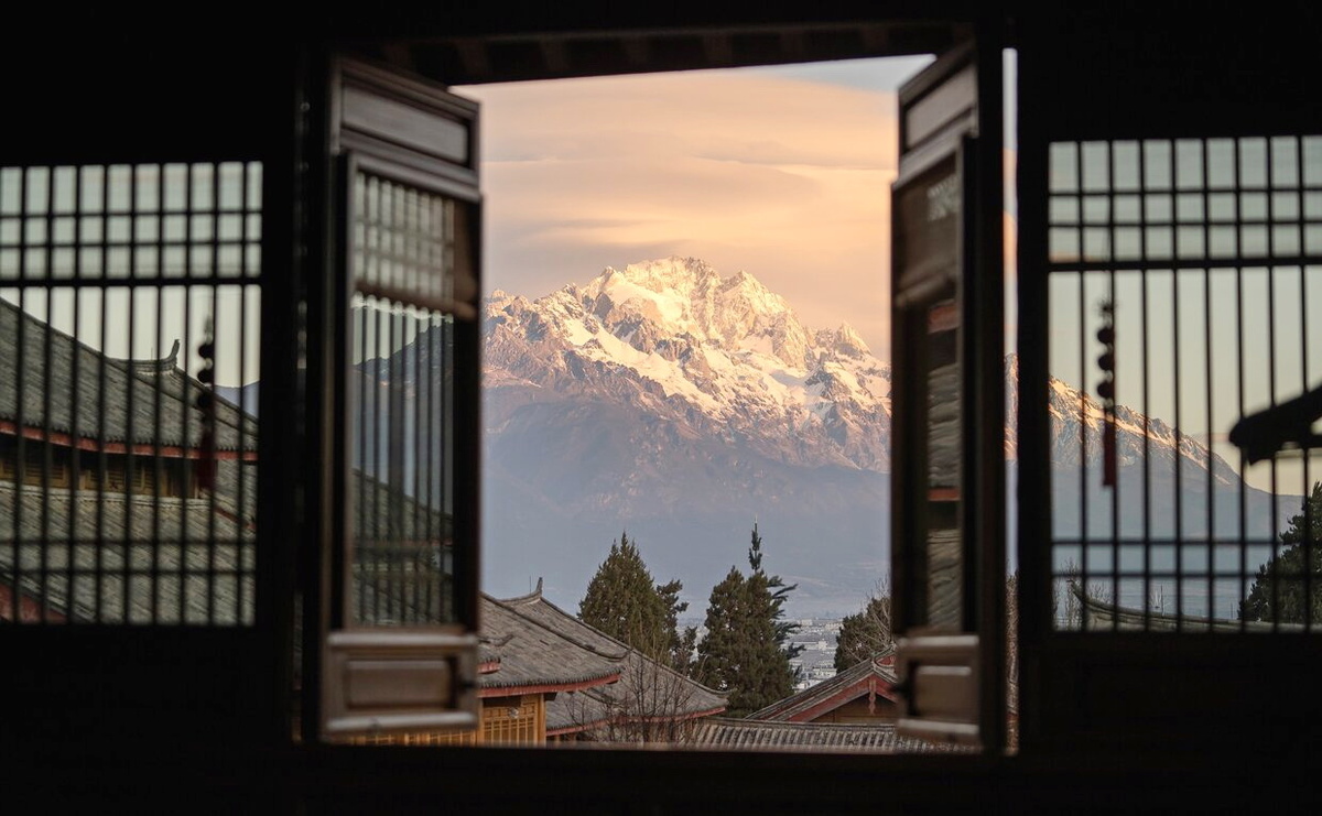 Вид на гору Jade Dragon Snow Mountain (в русской транскрипции — Снежная гора Нефритового дракона). Фото: aman.com