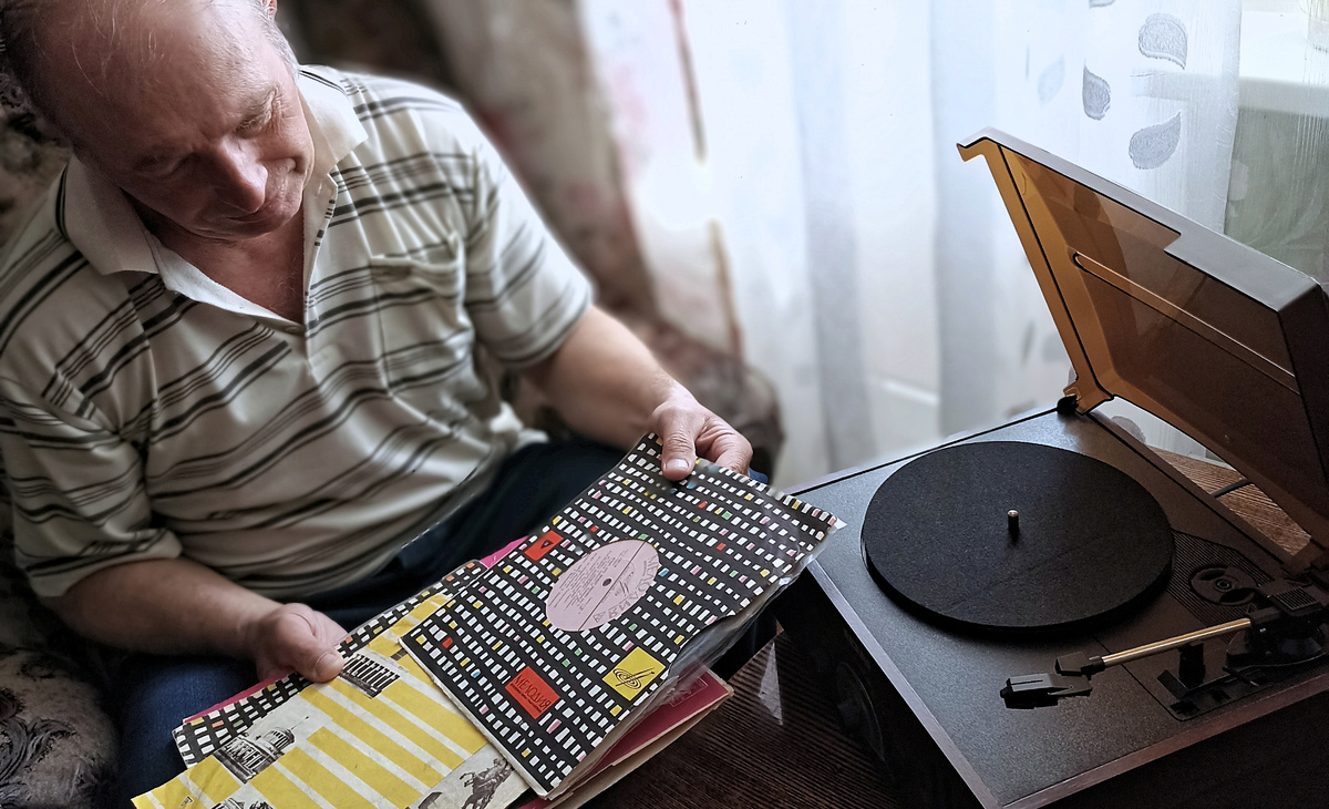 "Деревенский дед" перебирает свой винил: что выбрать на этот раз? Фото из личного архива автора.
