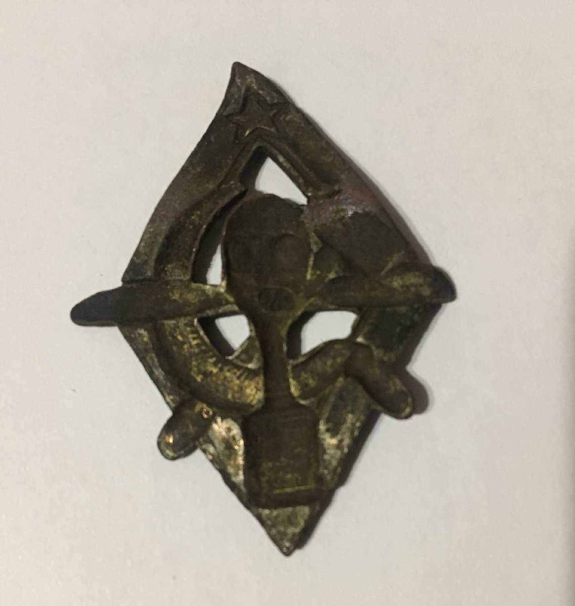 Обратная сторона.Винта-шпильки нет,соответственно,и гаечки-закрутки тоже.