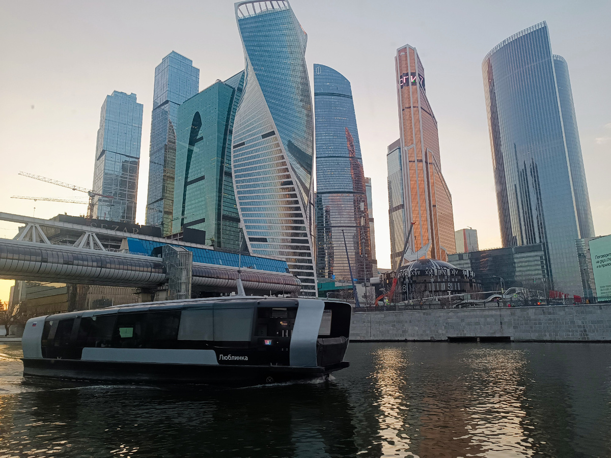 По Москве-реке ходят первые в мире круглогодичные электросуда.