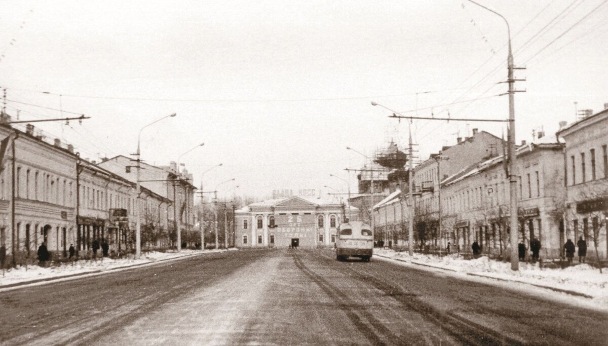 Снесённый квартал на проспекте Ленина, где появилась площадь Ленина. 1966 год. На заднем плане - дом Александра II (ныне - Музей самоваров).